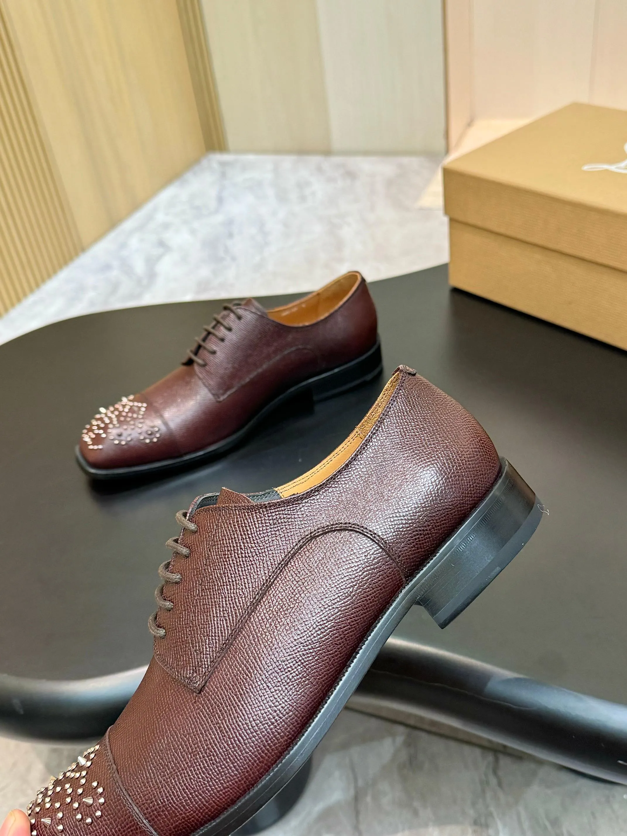 [CL red sole shoes] Top P: 1020💰 Size 39-44 (⚠️38.45.46.47 custom-made, non-returnable and non-exchangeable) 🆑High-end men's business formal leather shoes, original authentic top quality goods ••✅💯 Top original order purchasing agent! Original imported patterned cowhide ➕Imported cowhide lining ➕Cowhide feet ➕Original leather outsole~🉑️Feel free to compare the authentic ones!